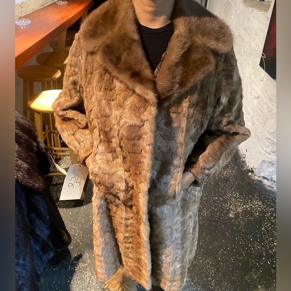 Both men and women beautiful fur coats for sell - Picture 1 of 16
